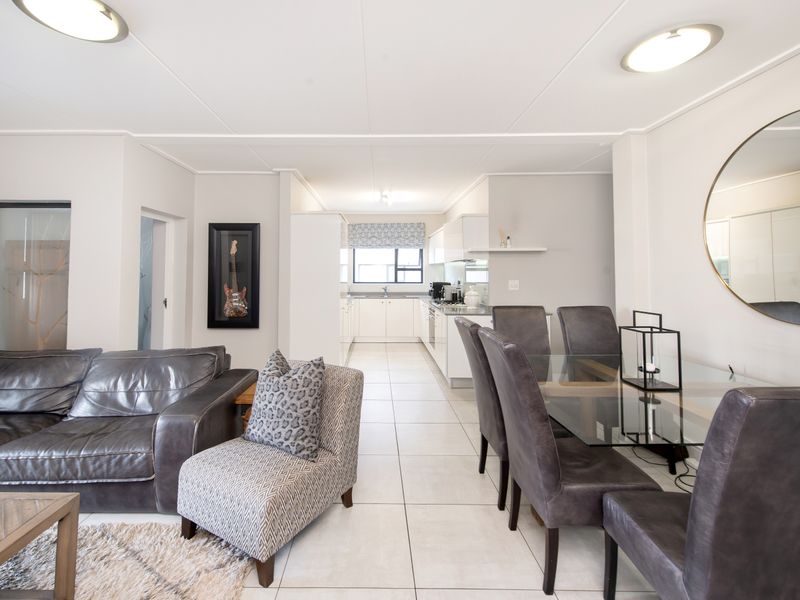 Welcome to EASY LIVING & LOCK-UP AND GO at this perfectly located, modern apartment! - Photo 2