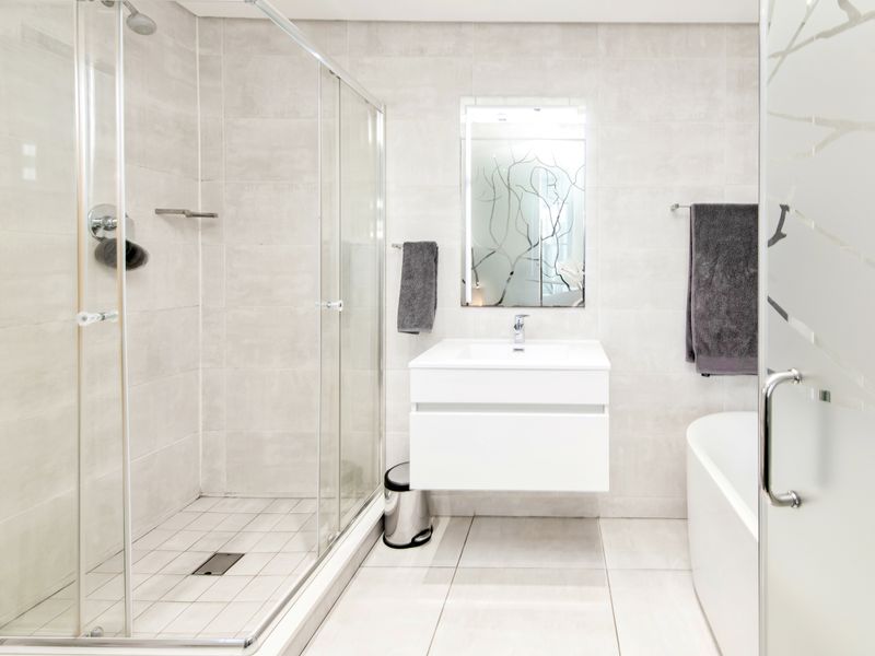 Welcome to EASY LIVING & LOCK-UP AND GO at this perfectly located, modern apartment! - Photo 5