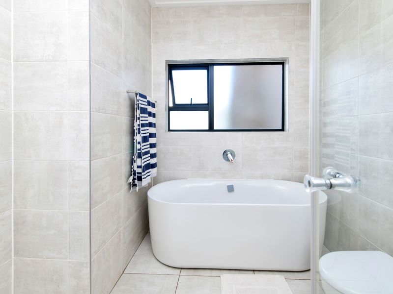 Welcome to EASY LIVING & LOCK-UP AND GO at this perfectly located, modern apartment! - Photo 10