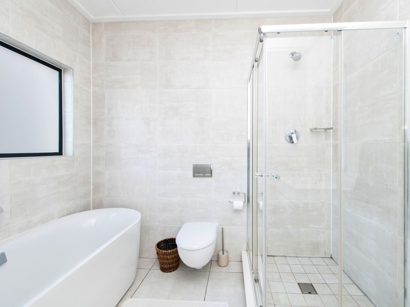 Welcome to EASY LIVING & LOCK-UP AND GO at this perfectly located, modern apartment! - Photo 8