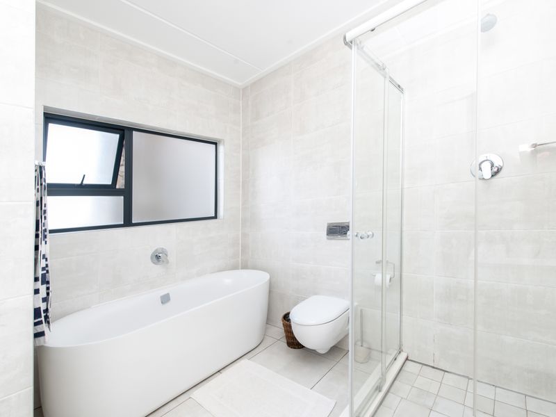 Welcome to EASY LIVING & LOCK-UP AND GO at this perfectly located, modern apartment! - Photo 9