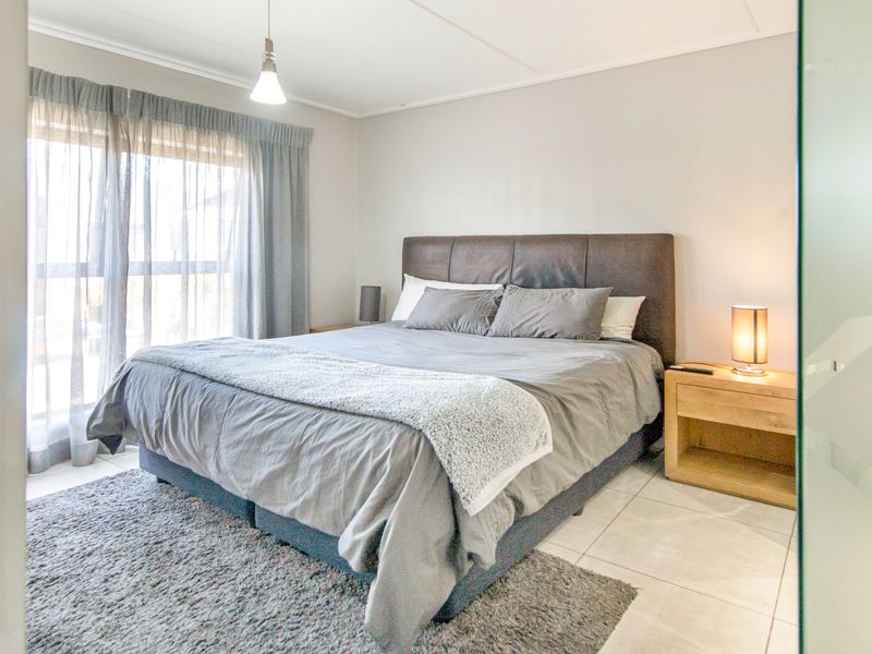 Welcome to EASY LIVING & LOCK-UP AND GO at this perfectly located, modern apartment! - Photo 3