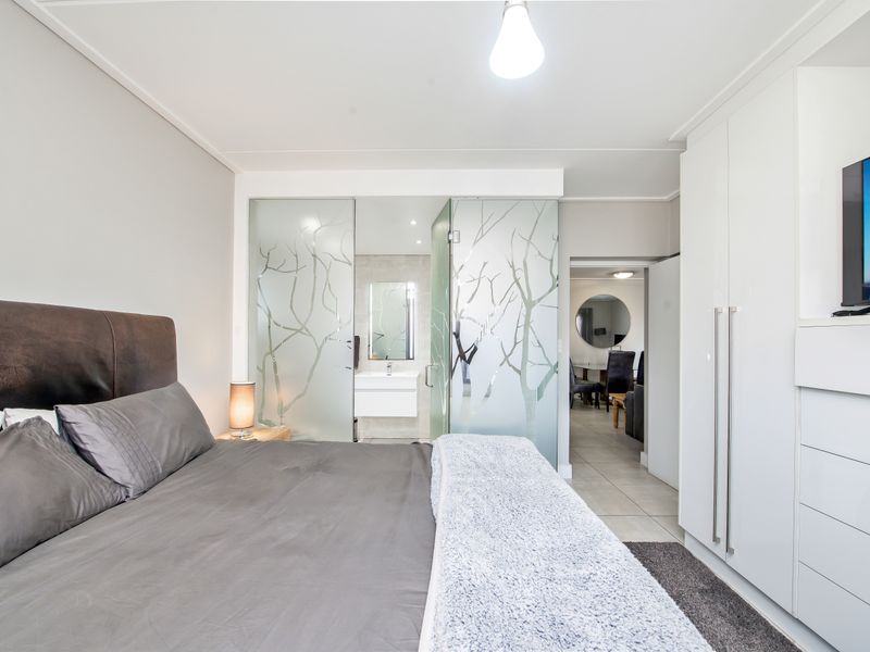 Welcome to EASY LIVING & LOCK-UP AND GO at this perfectly located, modern apartment! - Photo 4