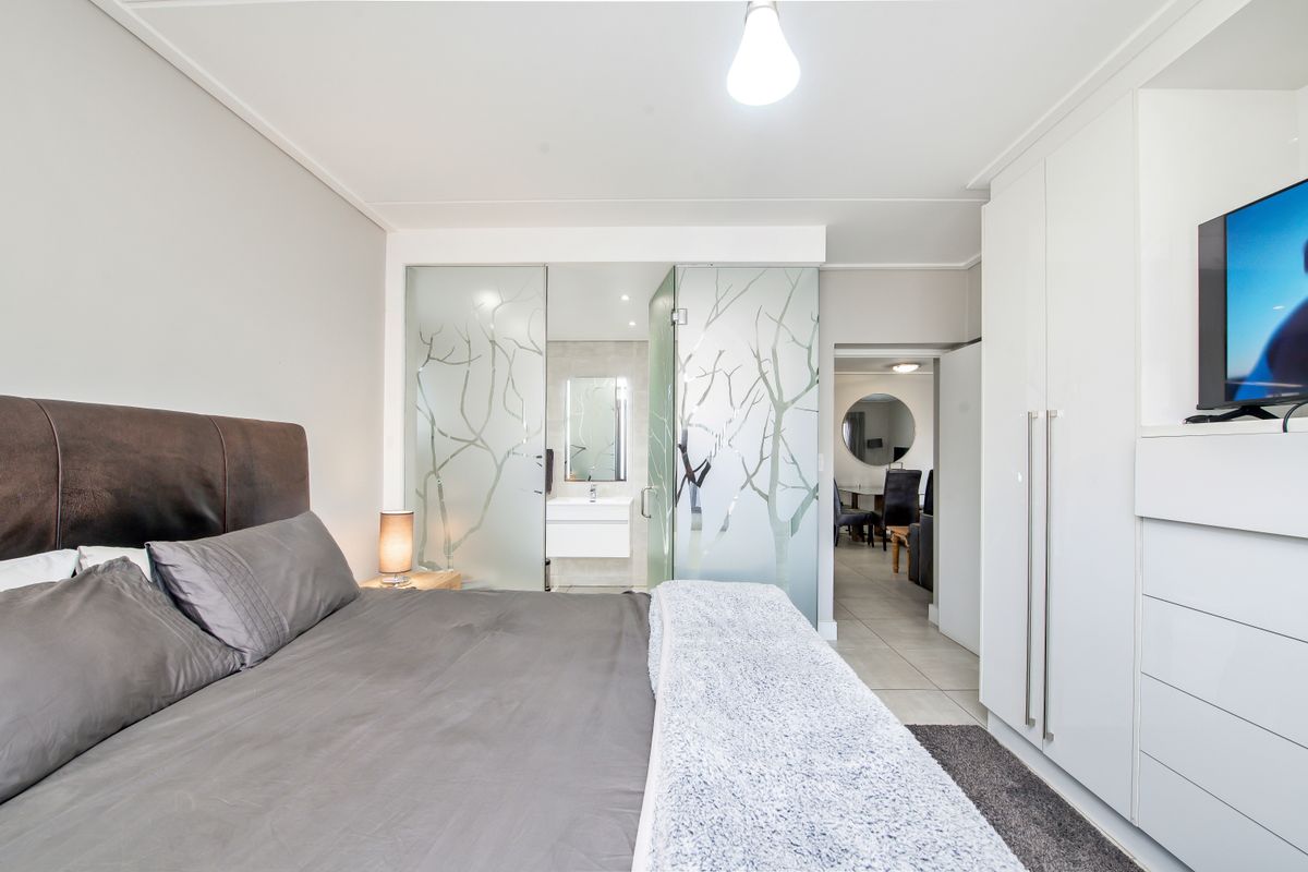 Welcome to EASY LIVING & LOCK-UP AND GO at this perfectly located, modern apartment! - Photo 4