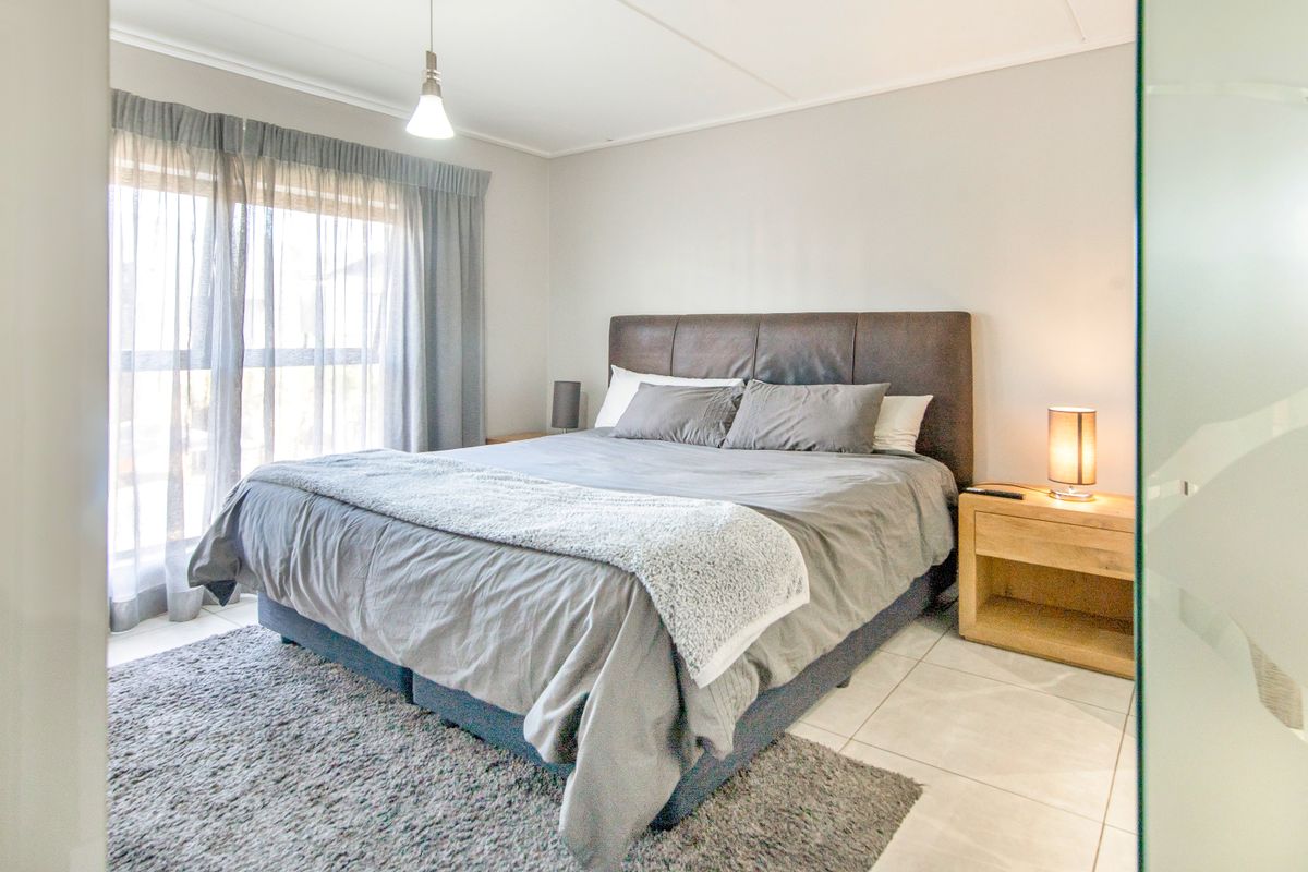 Welcome to EASY LIVING & LOCK-UP AND GO at this perfectly located, modern apartment! - Photo 3
