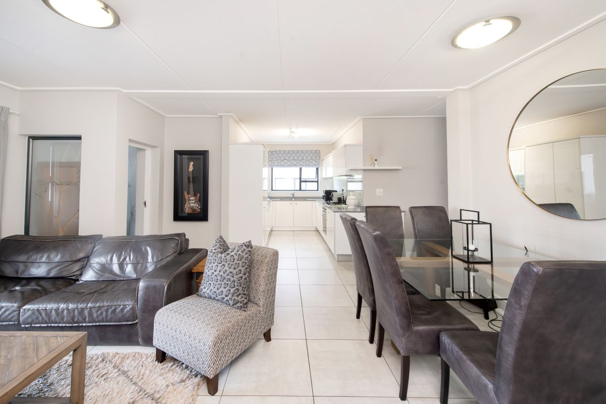 Welcome to EASY LIVING & LOCK-UP AND GO at this perfectly located, modern apartment! - Photo 2