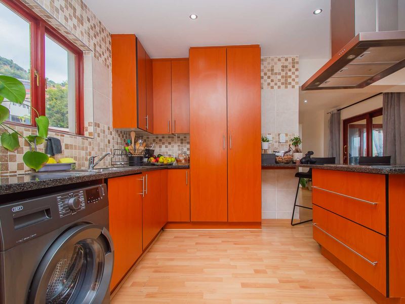 Stunning Family Home in Gorgeous Estate - Photo 7