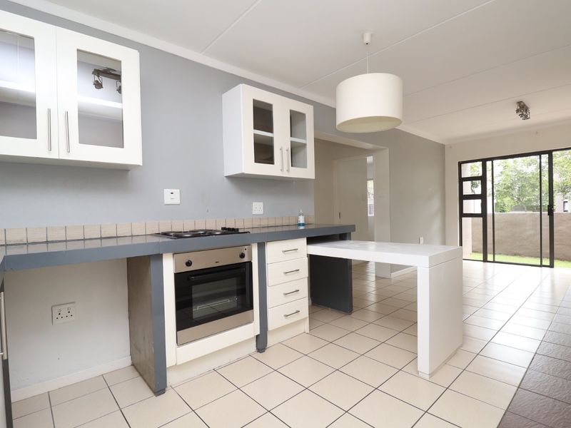 Modern 2 Bedroom 1 Bathroom ground floor apartment - Photo 2