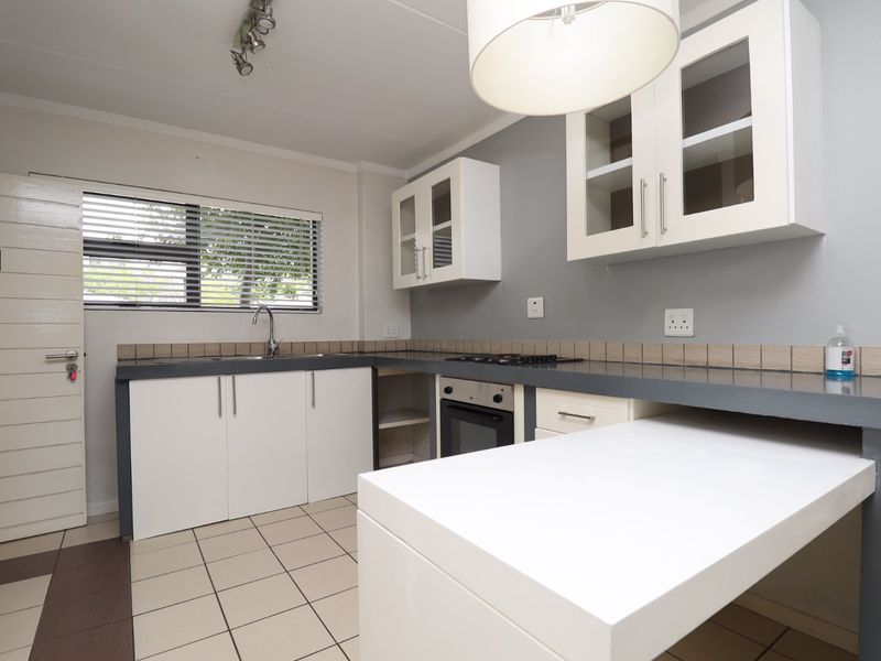 Modern 2 Bedroom 1 Bathroom ground floor apartment - Photo 4