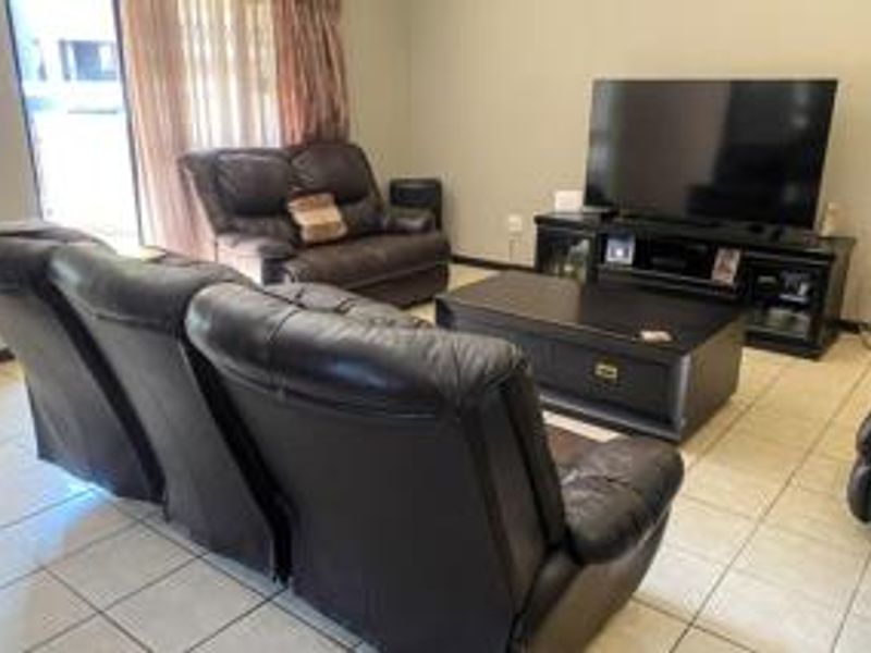 Your Wilgeheuwel Escape: Modern, Secure, and Ready for You - Photo 8