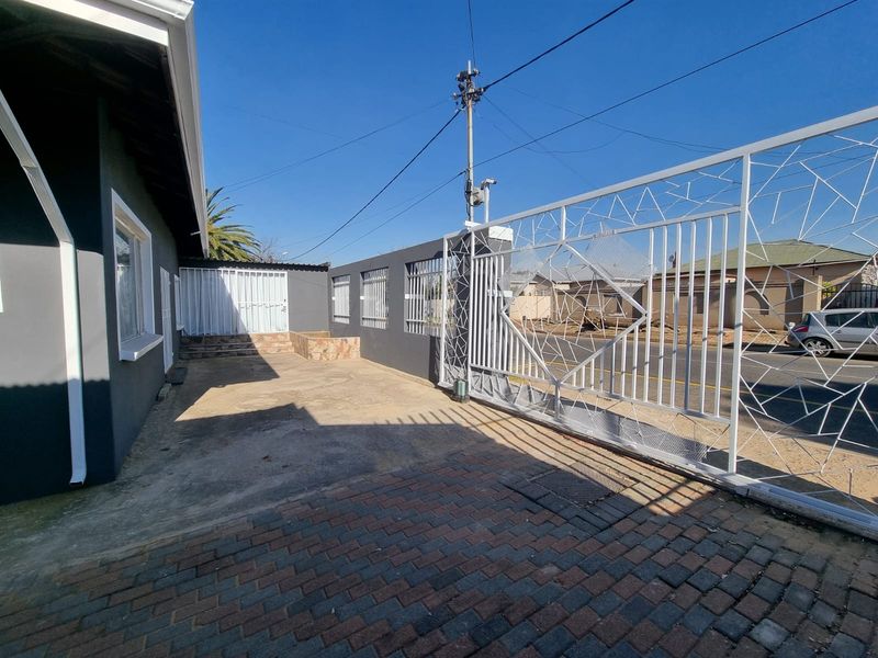 Five bedroom property consisting of two bachelor and one cottage offering x4 rental income. - Photo 8