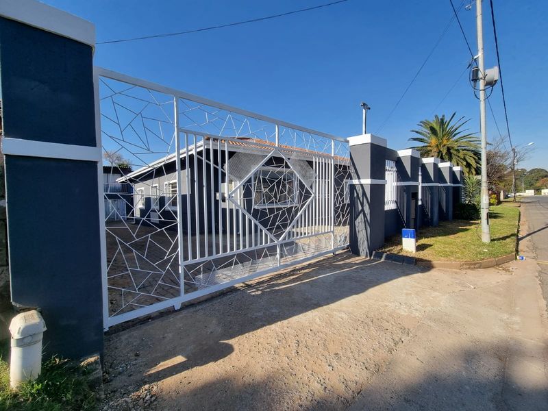 Five bedroom property consisting of two bachelor and one cottage offering x4 rental income. - Photo 7