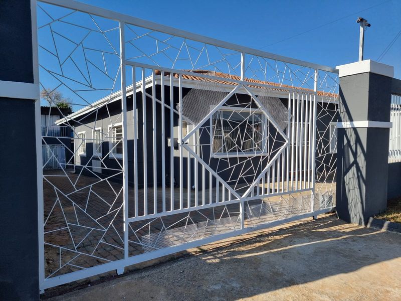 Five bedroom property consisting of two bachelor and one cottage offering x4 rental income. - Photo 6