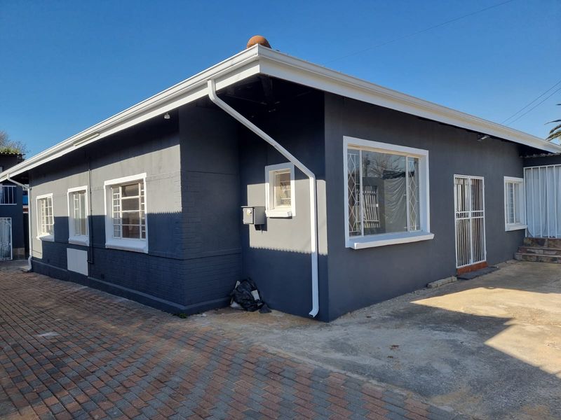 Five bedroom property consisting of two bachelor and one cottage offering x4 rental income. - Photo 1
