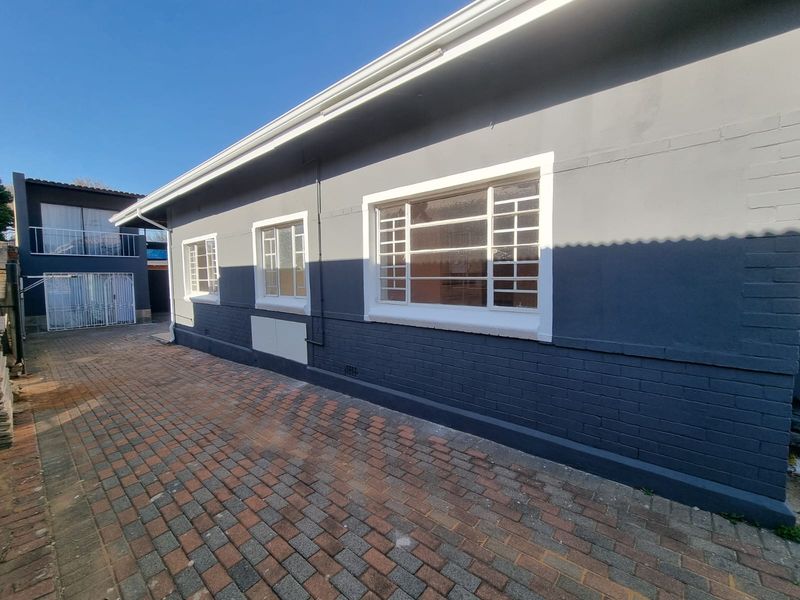 Five bedroom property consisting of two bachelor and one cottage offering x4 rental income. - Photo 3