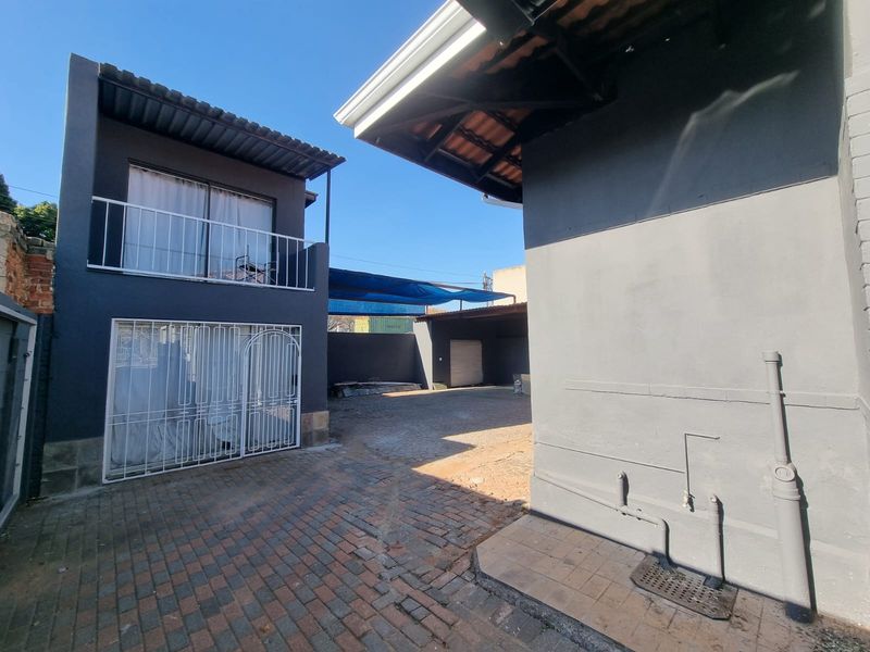 Five bedroom property consisting of two bachelor and one cottage offering x4 rental income. - Photo 4