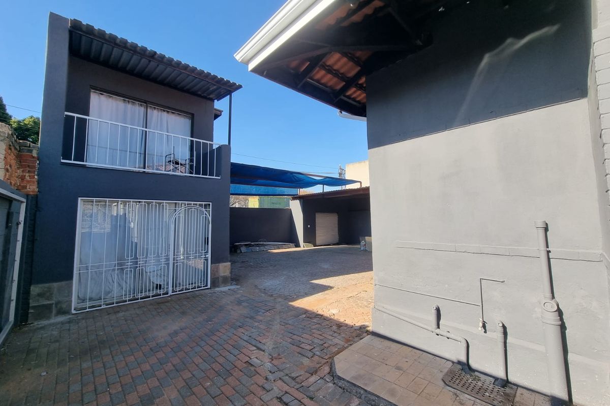 Five bedroom property consisting of two bachelor and one cottage offering x4 rental income. - Photo 4