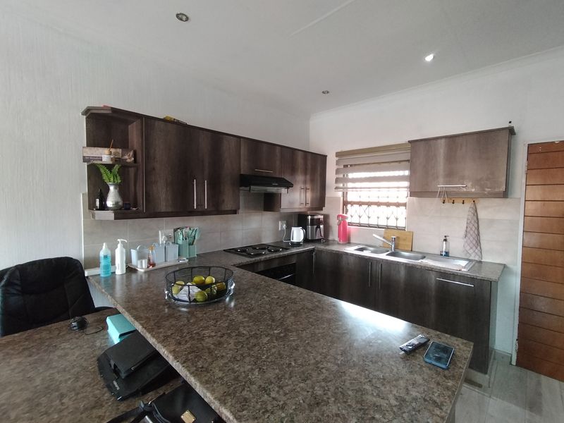 This first-floor apartment boasts a 2- bedroom layout. - Photo 4