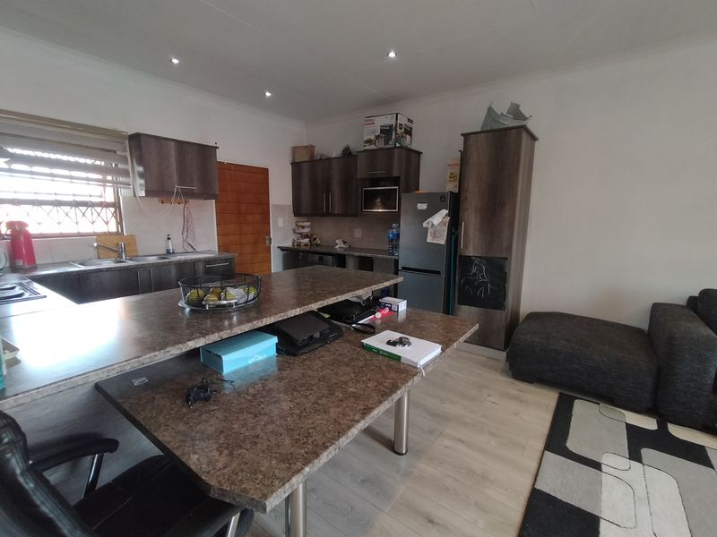 This first-floor apartment boasts a 2- bedroom layout. - Photo 7