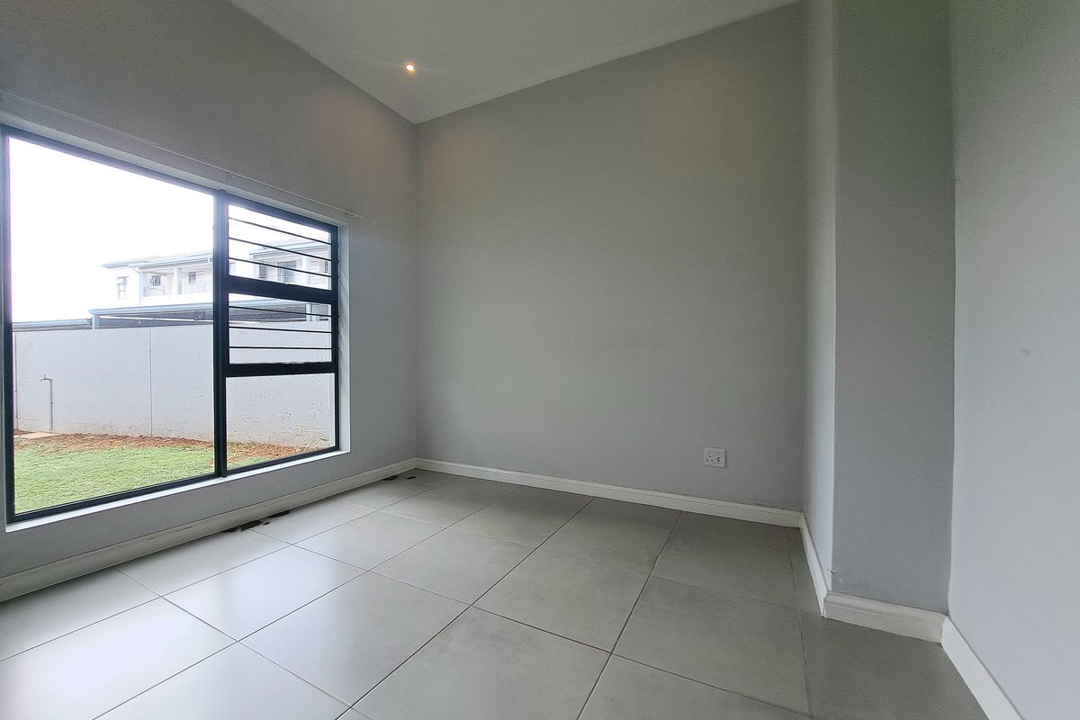 Modern AIR BNB ready ground floor unit in secure estate - Photo 5