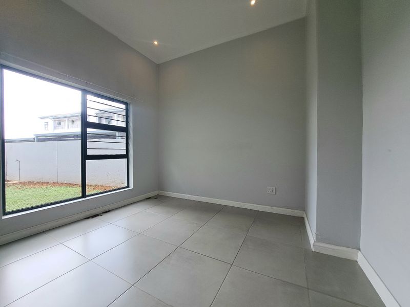 Modern AIR BNB ready ground floor unit in secure estate - Photo 5