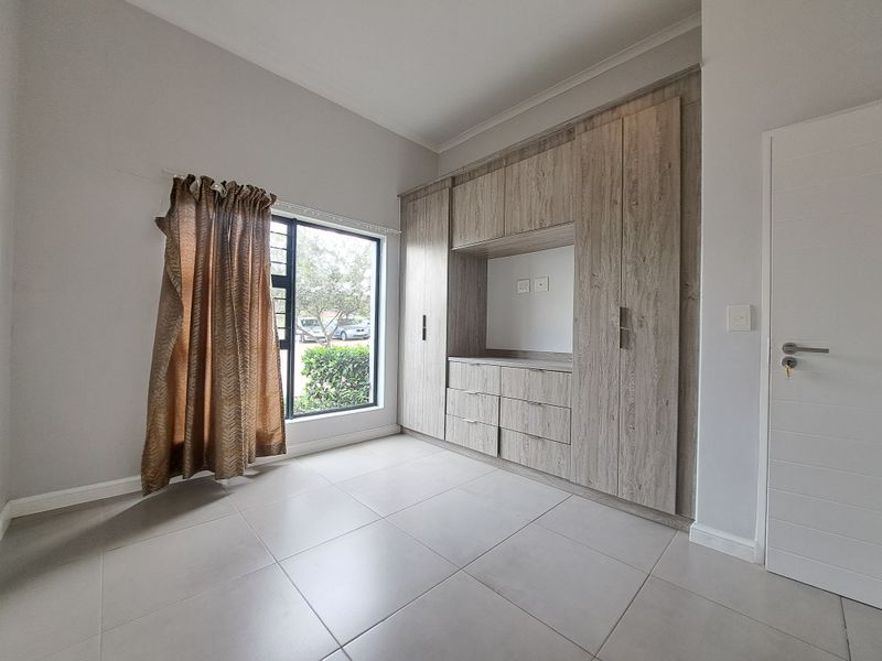 Modern AIR BNB ready ground floor unit in secure estate - Photo 10
