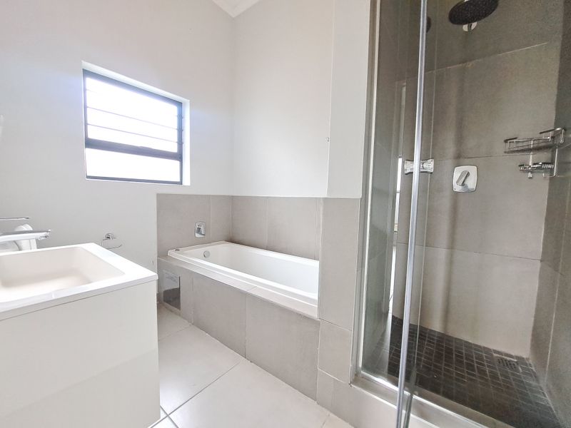 Modern AIR BNB ready ground floor unit in secure estate - Photo 8