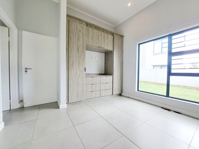 Modern AIR BNB ready ground floor unit in secure estate - Photo 7