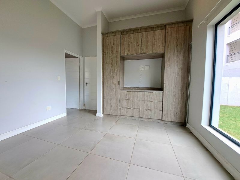 Modern AIR BNB ready ground floor unit in secure estate - Photo 6