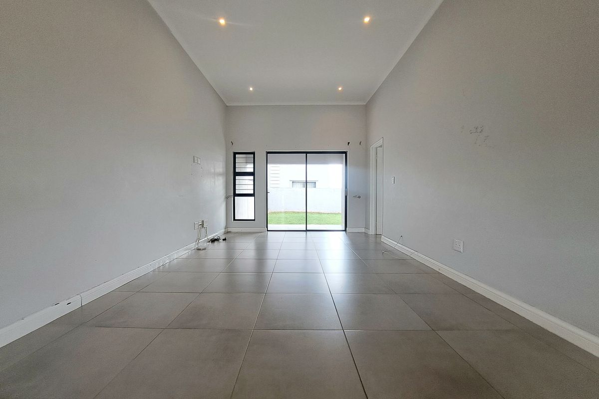 Modern AIR BNB ready ground floor unit in secure estate - Photo 4