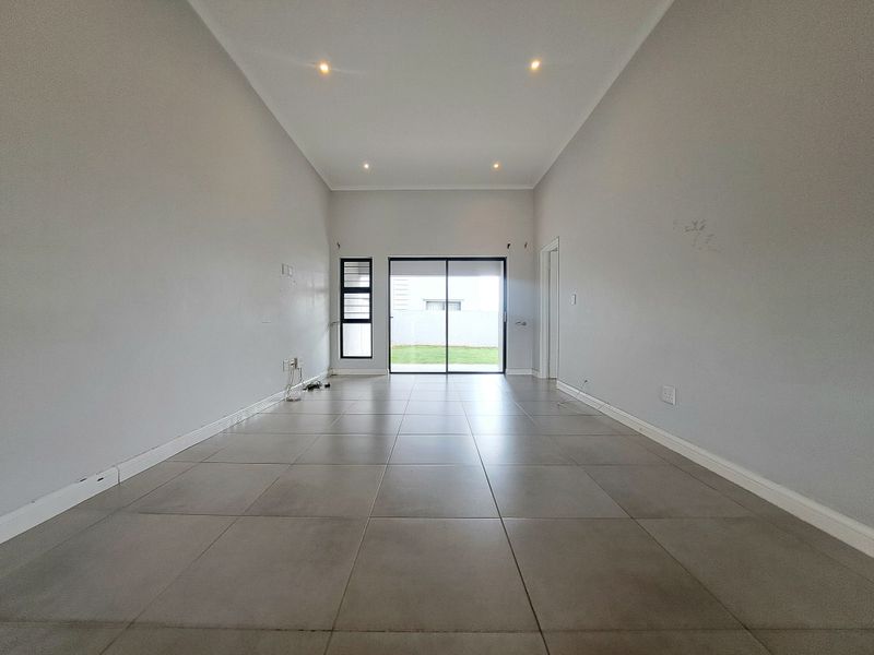 Modern AIR BNB ready ground floor unit in secure estate - Photo 4