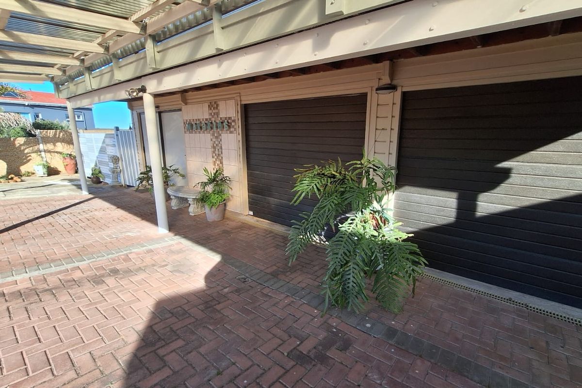 Double-Storey Family Home with Dual Living Potential! - Photo 2