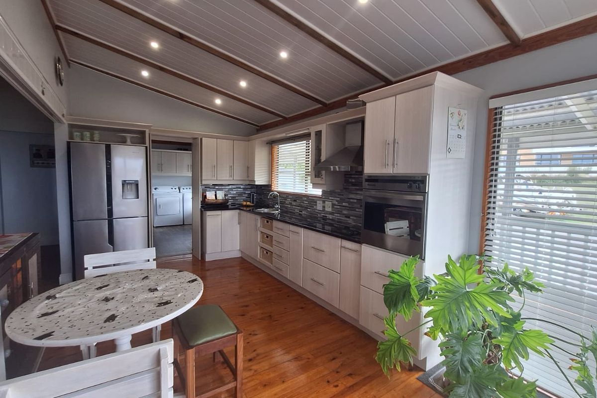 Double-Storey Family Home with Dual Living Potential! - Photo 5