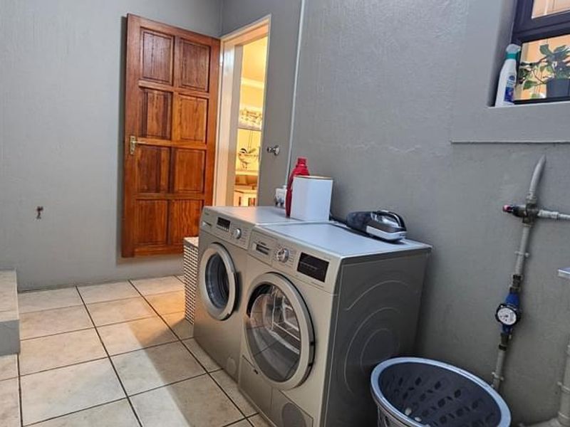 Beautiful 3 Bedroom Duplex in a Secure Estate - Photo 8