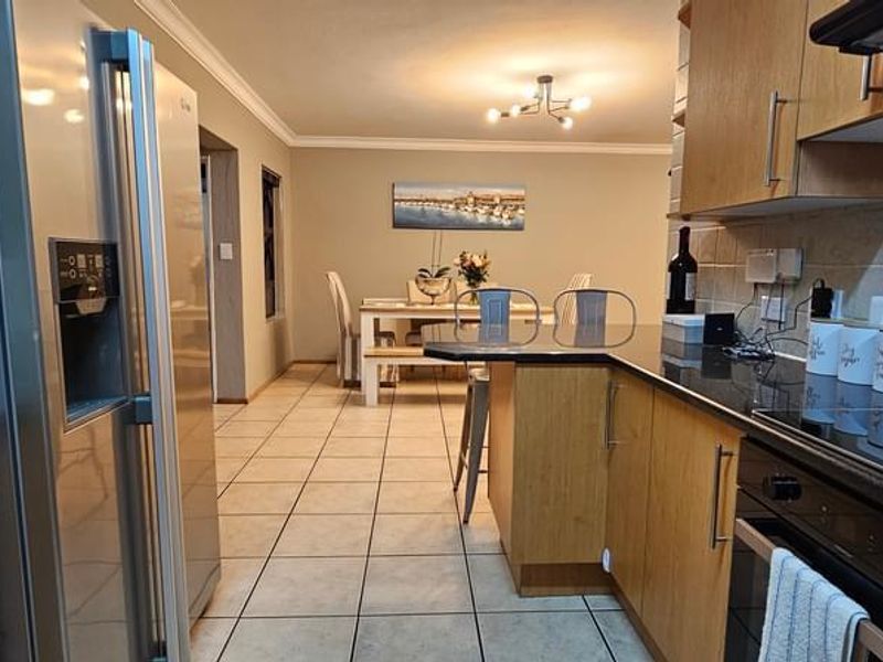 Beautiful 3 Bedroom Duplex in a Secure Estate - Photo 7