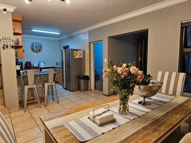 Beautiful 3 Bedroom Duplex in a Secure Estate - Photo 4