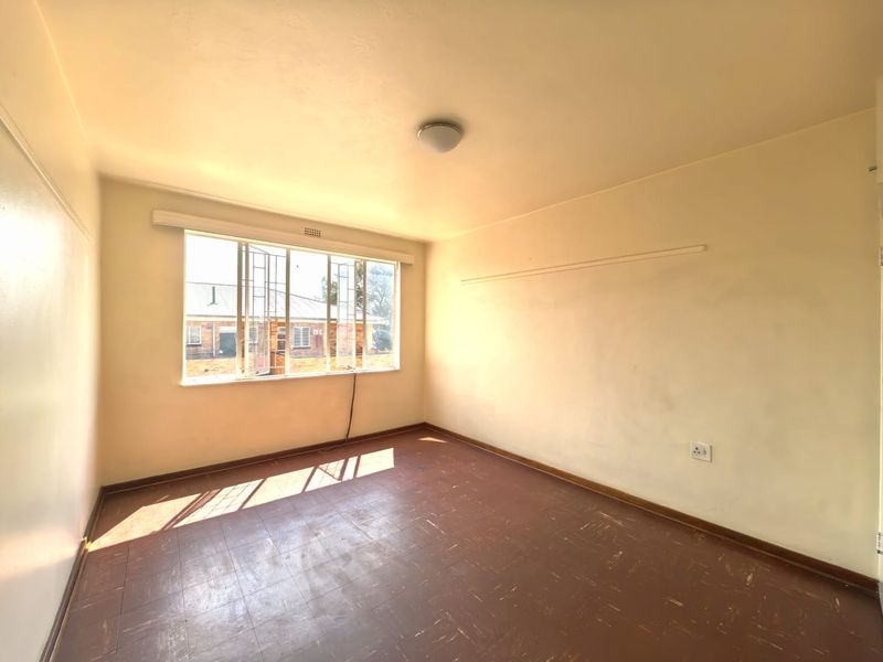 Two-Bedroom Apartment with Ample Living Space - Photo 8