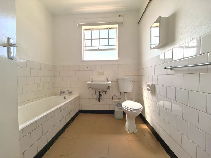 Two-Bedroom Apartment with Ample Living Space - Photo 6