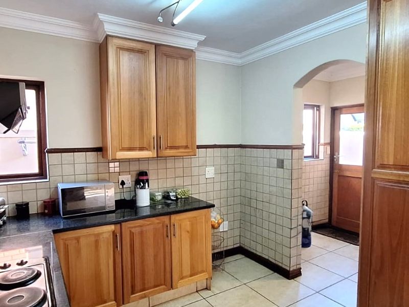 Secure Estate in a well established neighbourhood - Photo 3