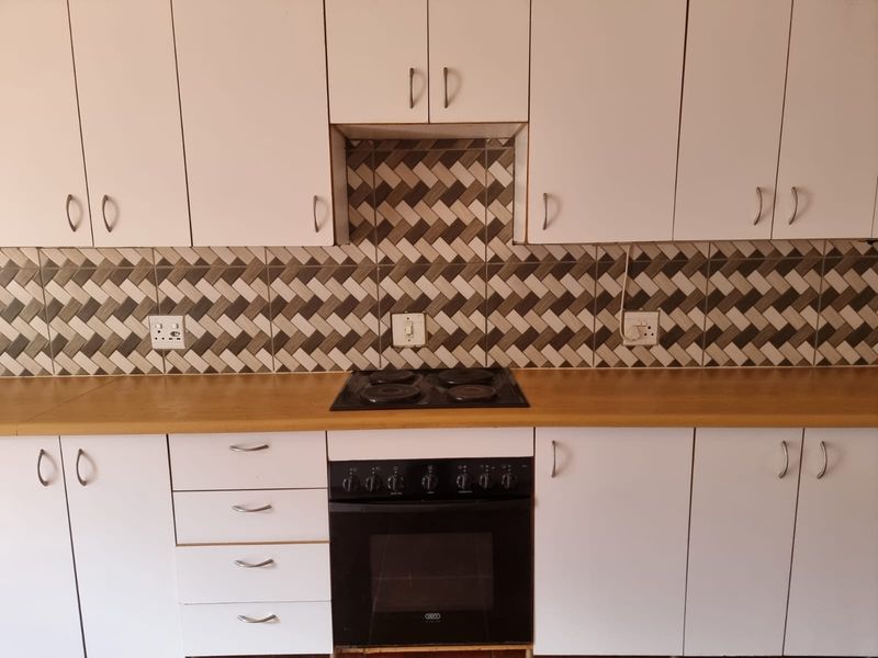 Two Bedroom, Two Bathroom House to Let - Photo 10