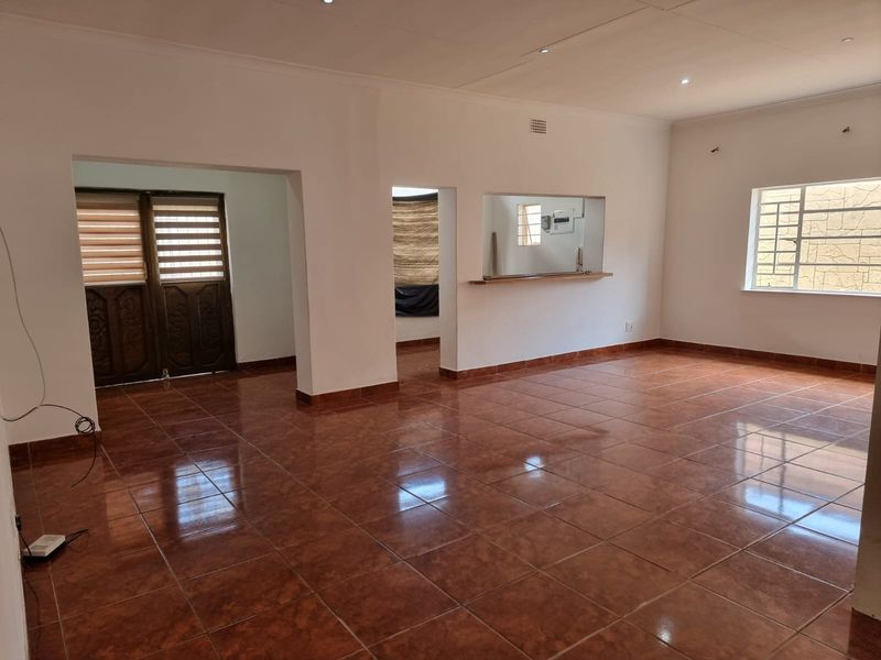 Two Bedroom, Two Bathroom House to Let - Photo 2