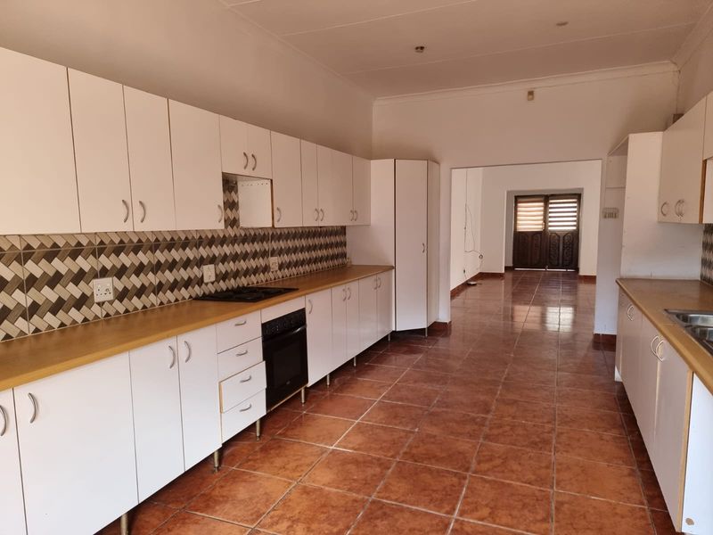 Two Bedroom, Two Bathroom House to Let - Photo 4