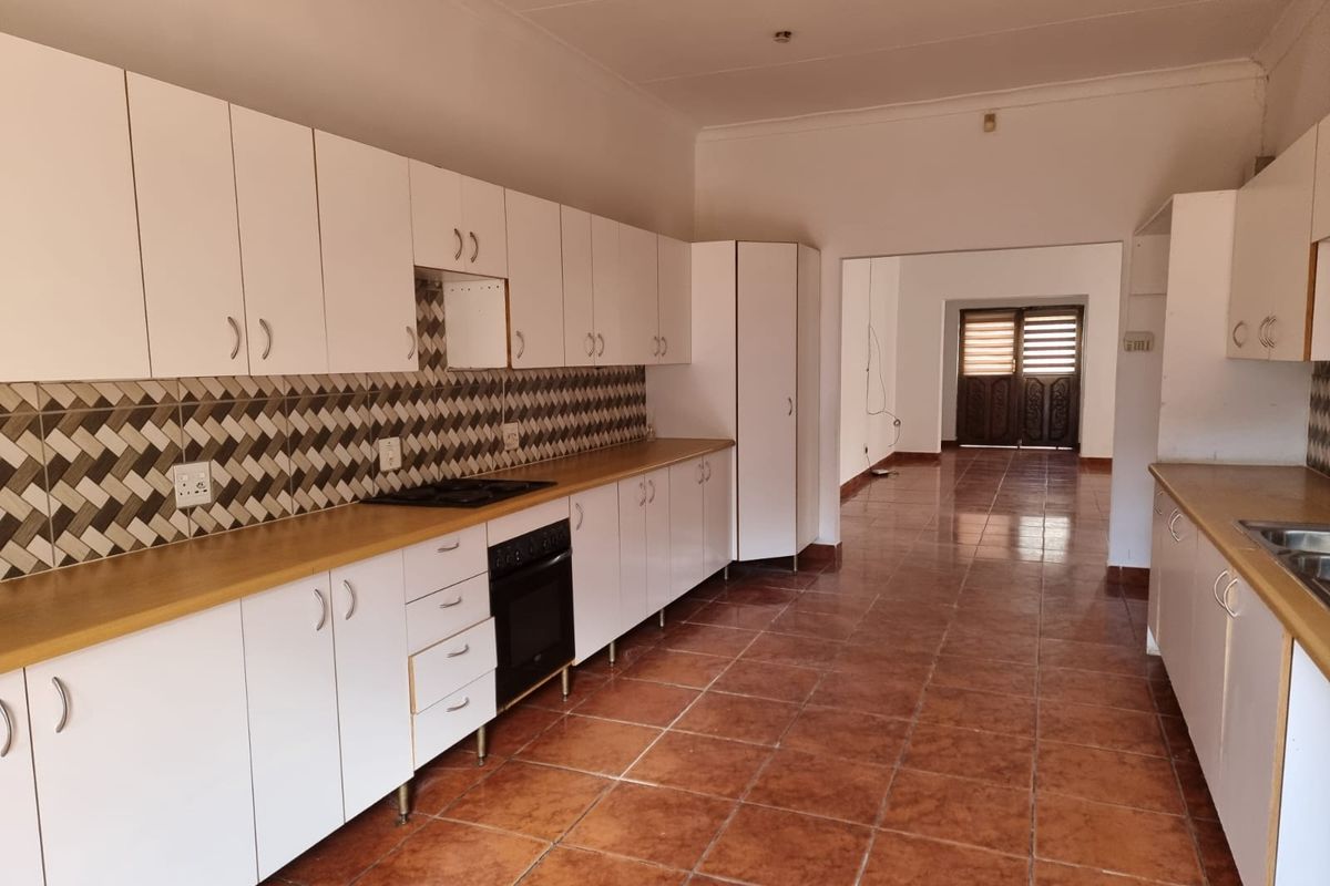 Two Bedroom, Two Bathroom House to Let - Photo 4