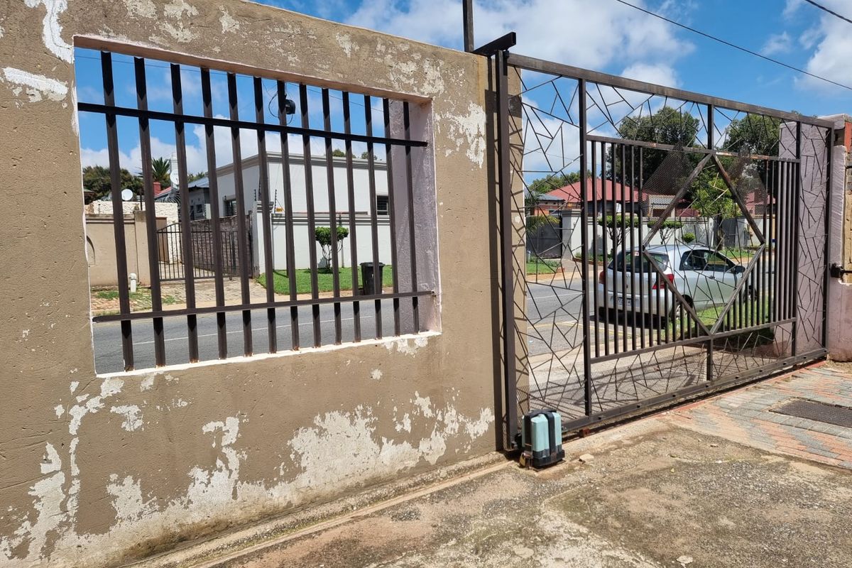Two Bedroom, Two Bathroom House to Let - Photo 5