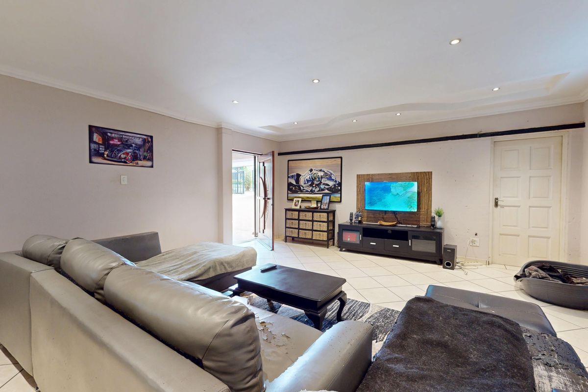 Charming Family Home in Secure Boomed-Off Area of Dawnview - Photo 2