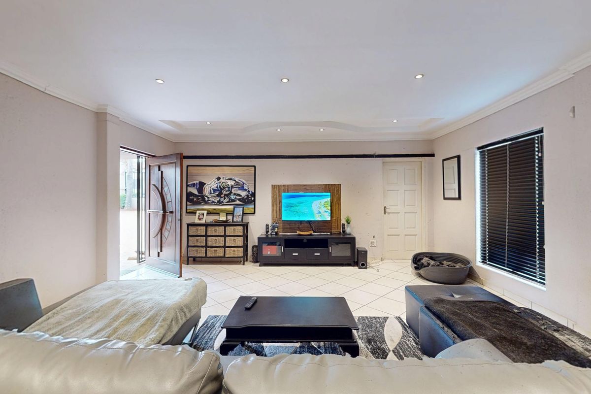 Charming Family Home in Secure Boomed-Off Area of Dawnview - Photo 4