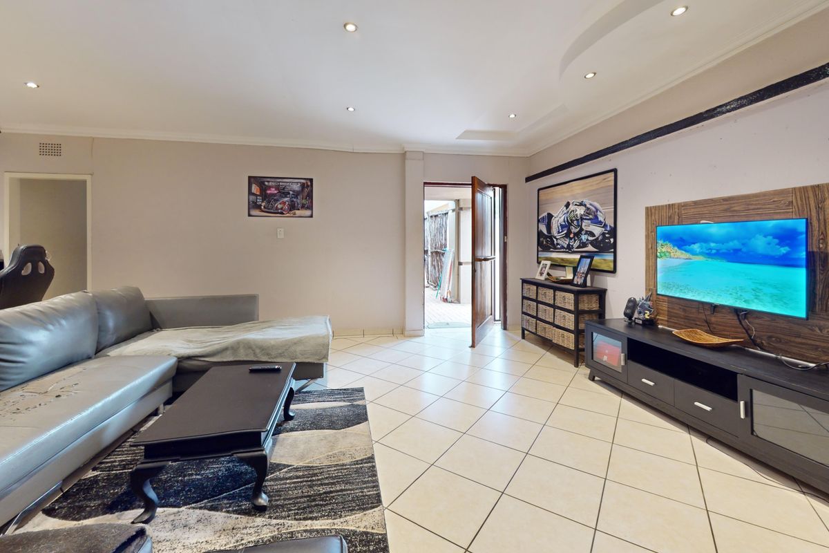 Charming Family Home in Secure Boomed-Off Area of Dawnview - Photo 3
