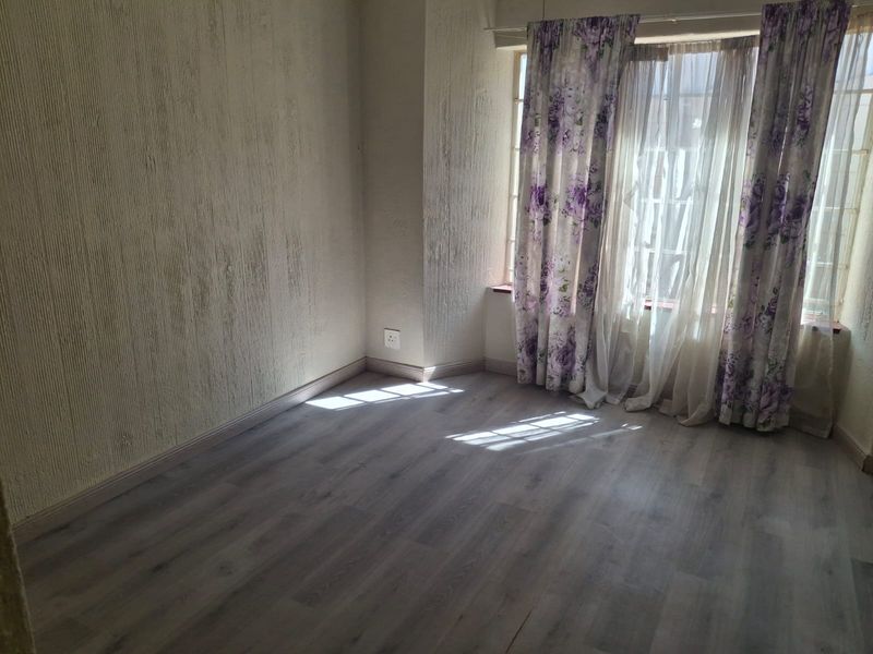 Charming 2-Bedroom Home with Garden and Ample Parking - Photo 8