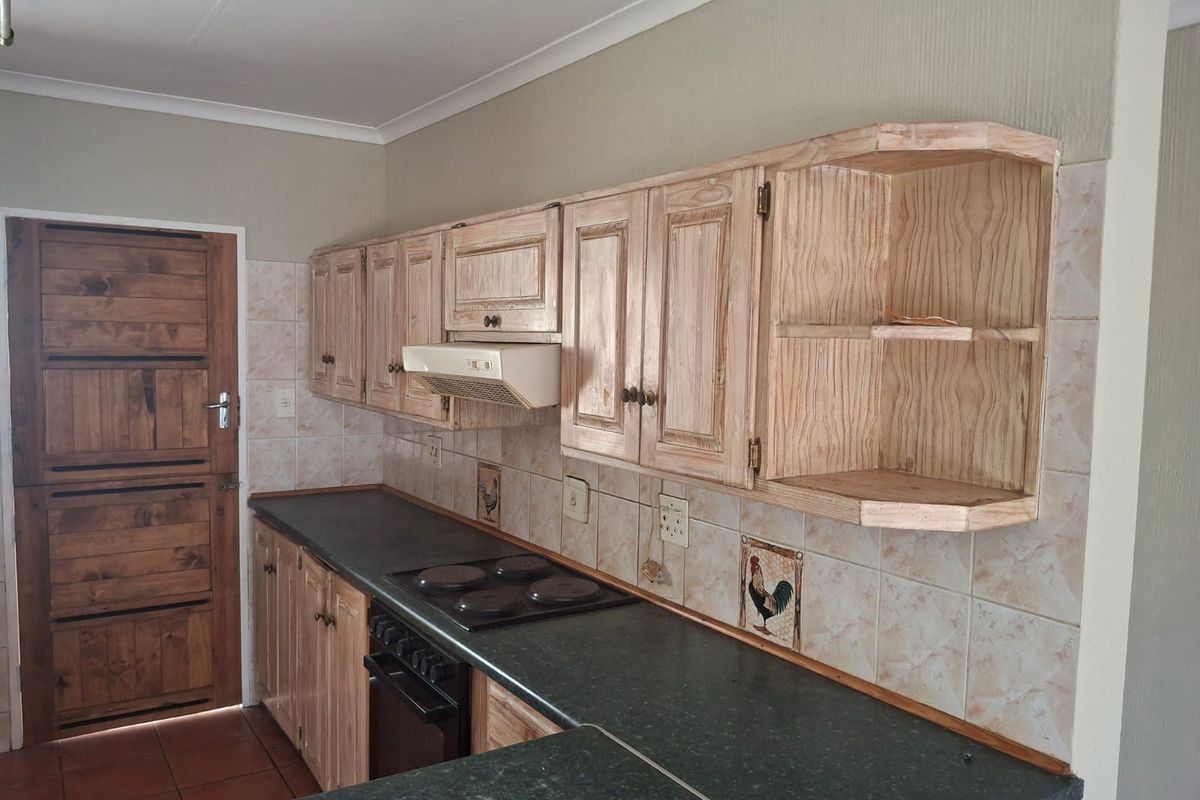 Charming 2-Bedroom Home with Garden and Ample Parking - Photo 4