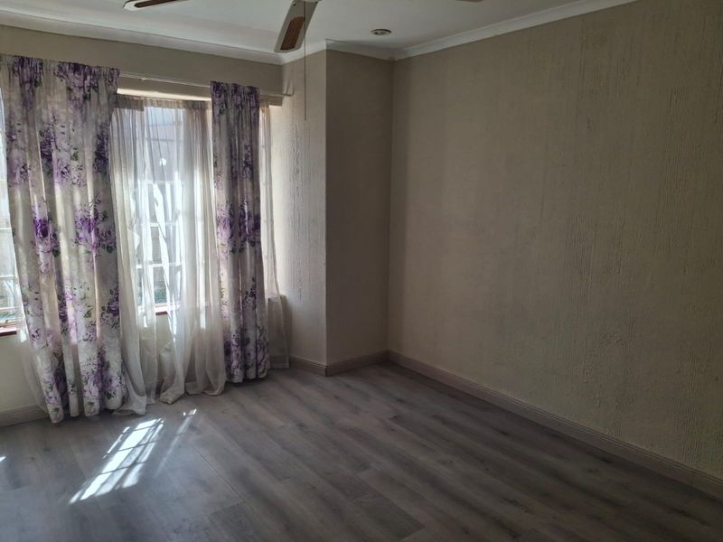 Charming 2-Bedroom Home with Garden and Ample Parking - Photo 6